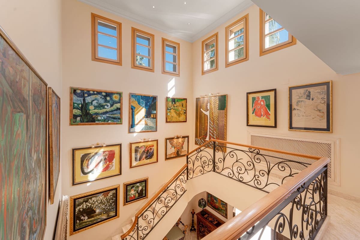 5 bedroom Villa for sale in Marbella with pool garage - € 3,495,000 (Ref: 9380105)