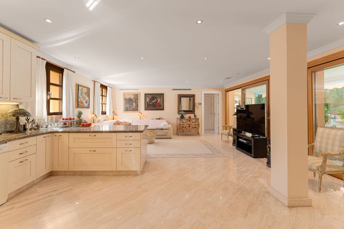 5 bedroom Villa for sale in Marbella with pool garage - € 3,495,000 (Ref: 9380105)