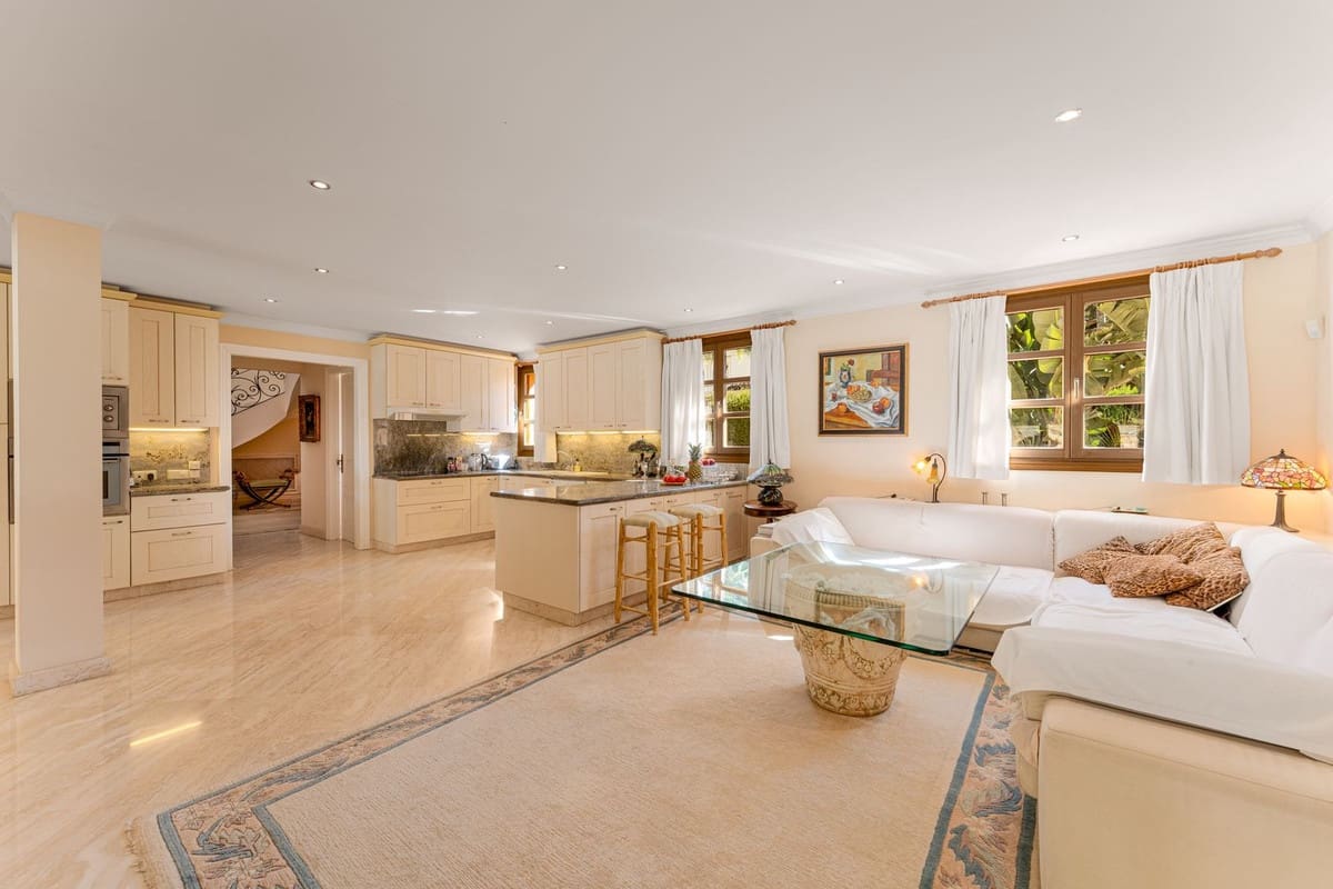 5 bedroom Villa for sale in Marbella with pool garage - € 3,495,000 (Ref: 9380105)