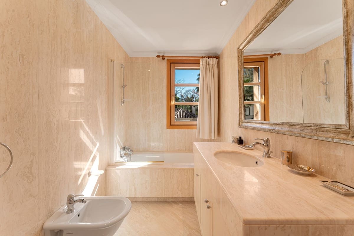 5 bedroom Villa for sale in Marbella with pool garage - € 3,495,000 (Ref: 9380105)