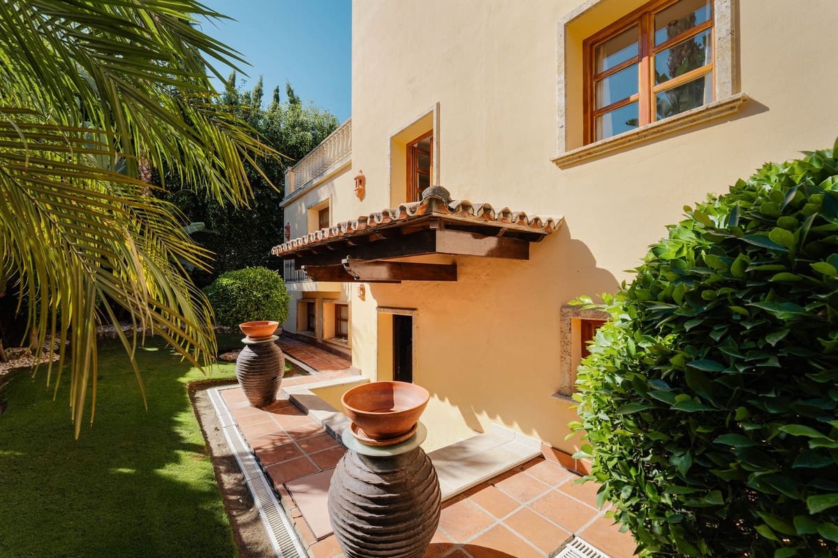 5 bedroom Villa for sale in Marbella with pool garage - € 3,495,000 (Ref: 9380105)
