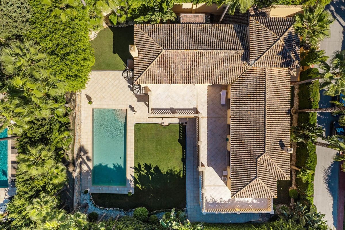 5 bedroom Villa for sale in Marbella with pool garage - € 3,495,000 (Ref: 9380105)