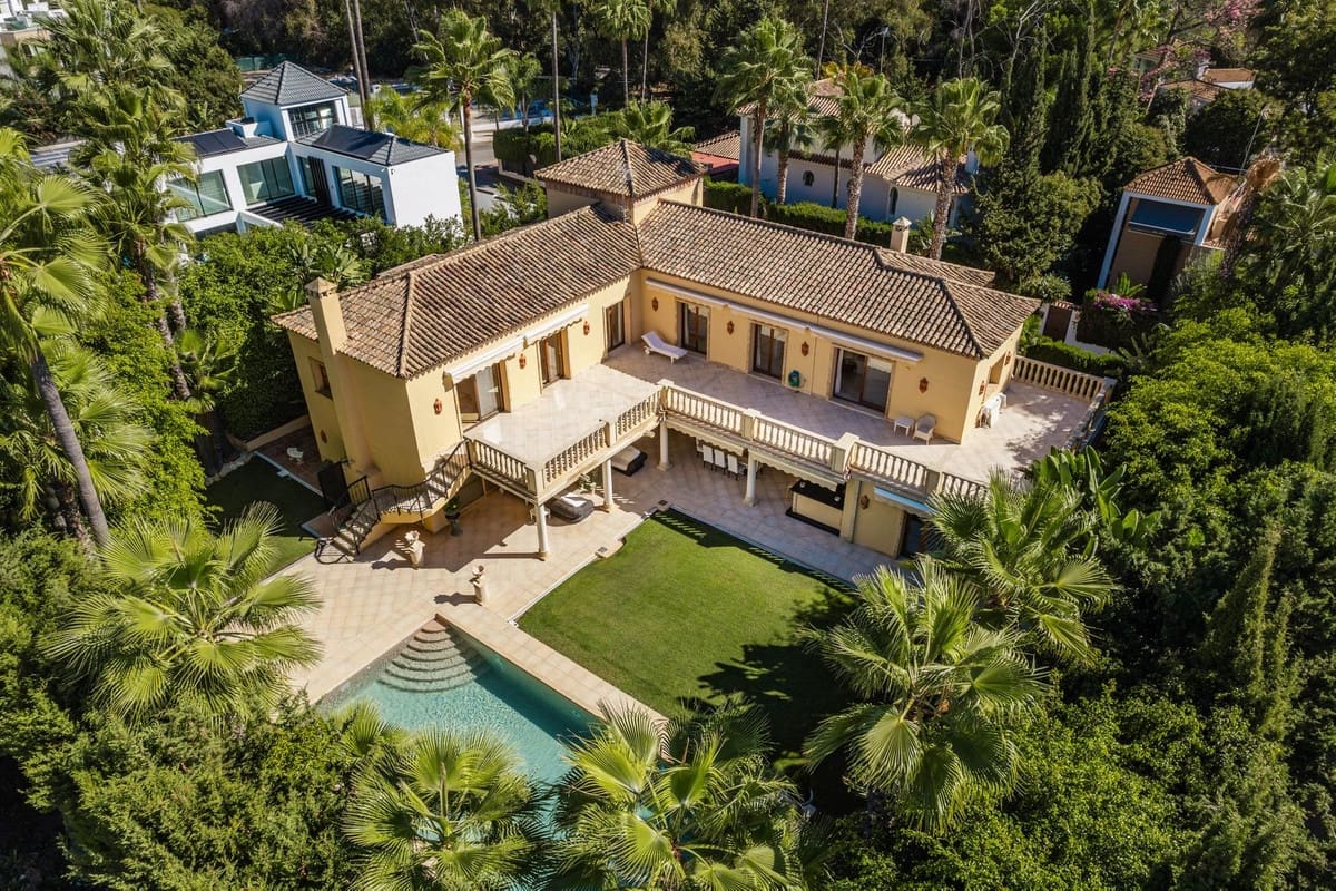 5 bedroom Villa for sale in Marbella with pool garage - € 3,495,000 (Ref: 9380105)