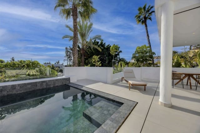 5 chambre Maison de Ville à vendre à Estepona avec piscine garage - 799 000 € (Ref: 9384875)