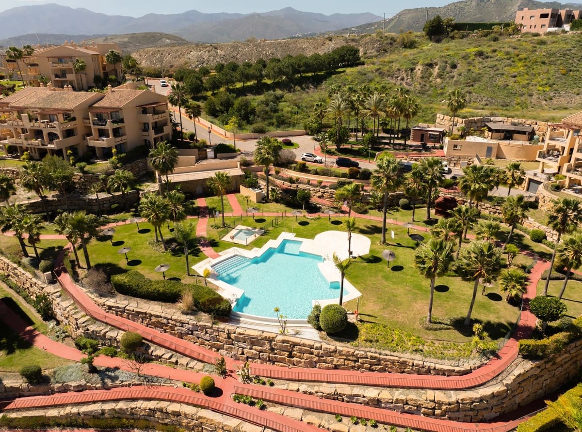 3 quarto Apartamento para venda em Benahavis com piscina garagem - 630 000 € (Ref: 9386395)