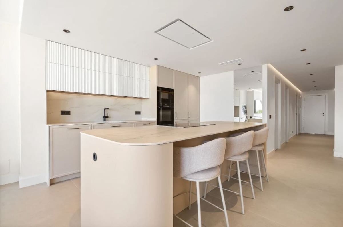 3 quarto Apartamento para venda em Nueva Andalucia com piscina garagem - 1 250 000 € (Ref: 9395350)