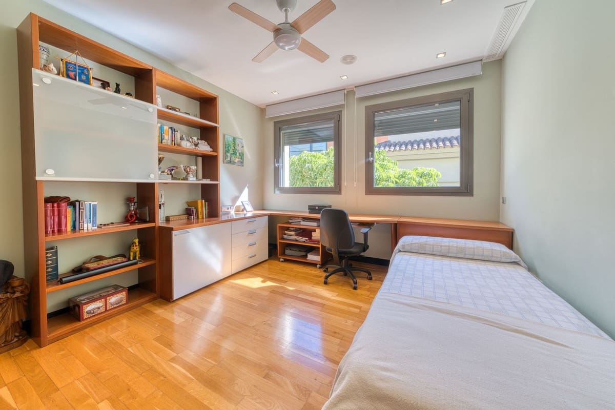 6 bedroom Apartment for sale in Puerto Banus with pool - € 4,100,000 (Ref: 9395466)