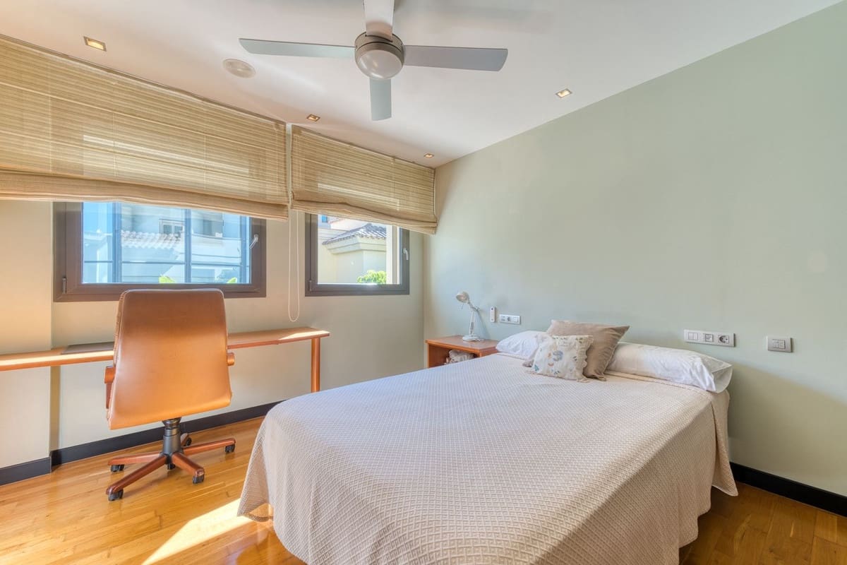 6 bedroom Apartment for sale in Puerto Banus with pool - € 4,100,000 (Ref: 9395466)