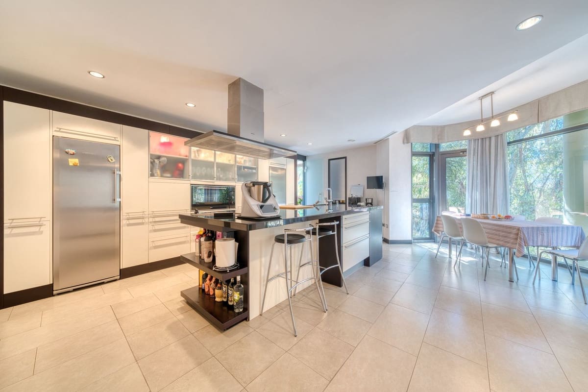 6 bedroom Apartment for sale in Puerto Banus with pool - € 4,100,000 (Ref: 9395466)