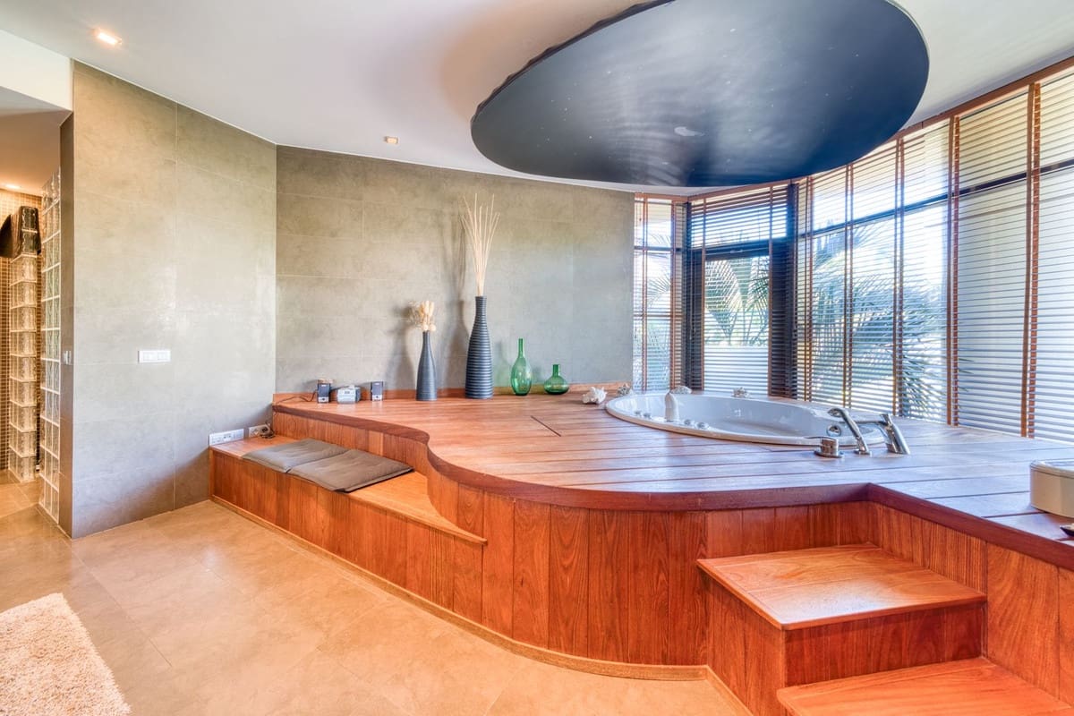 6 bedroom Apartment for sale in Puerto Banus with pool - € 4,100,000 (Ref: 9395466)