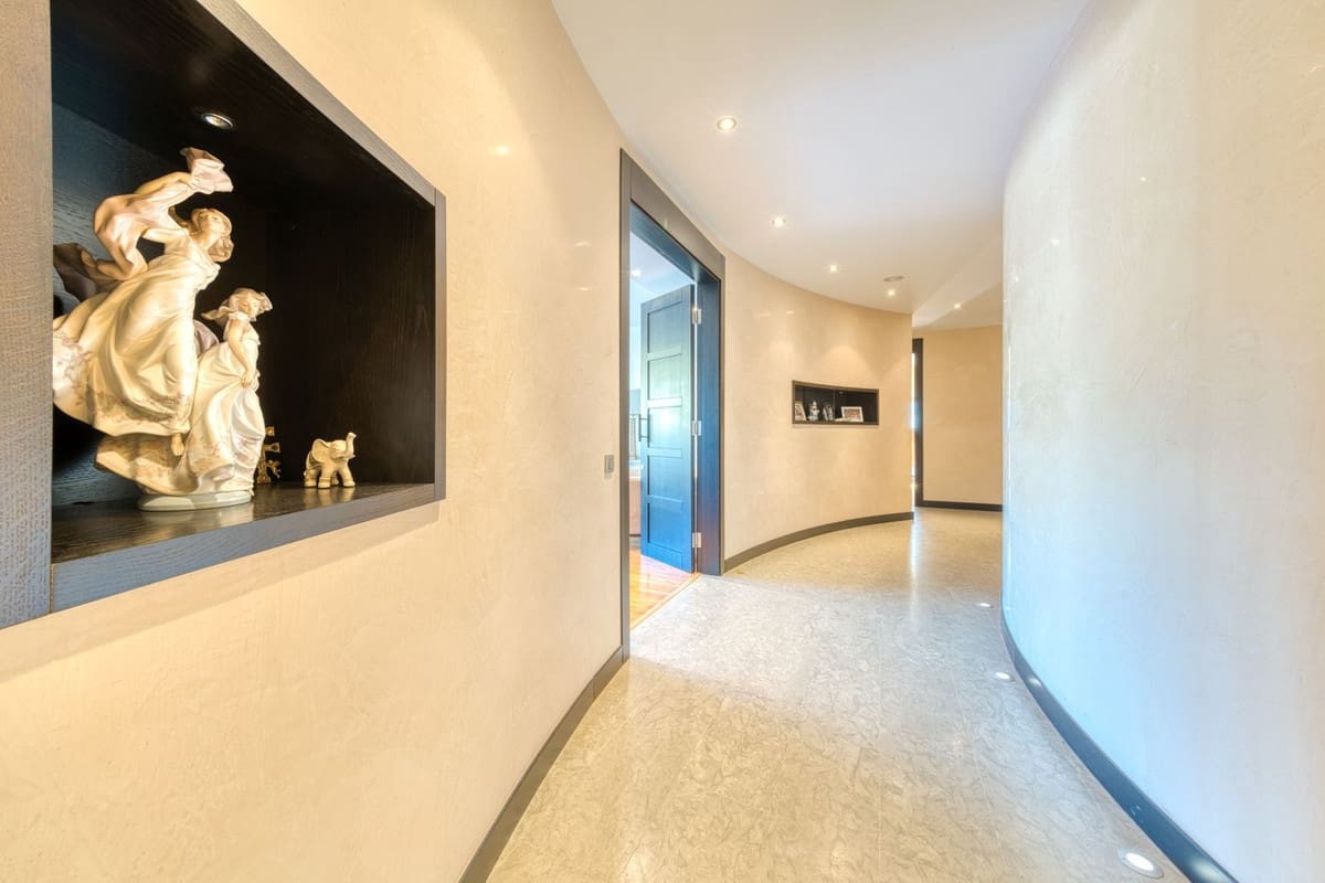 6 bedroom Apartment for sale in Puerto Banus with pool - € 4,100,000 (Ref: 9395466)