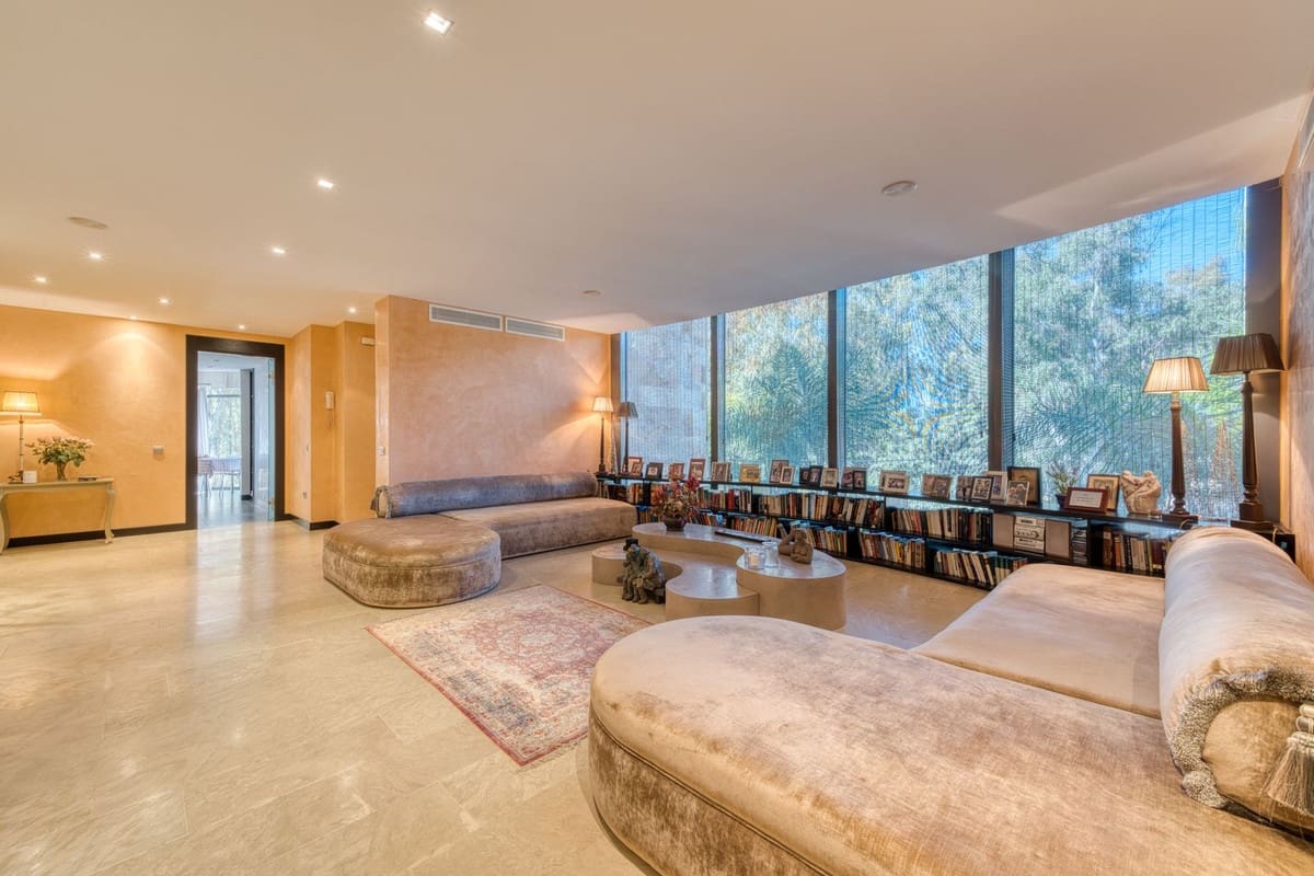 6 bedroom Apartment for sale in Puerto Banus with pool - € 4,100,000 (Ref: 9395466)