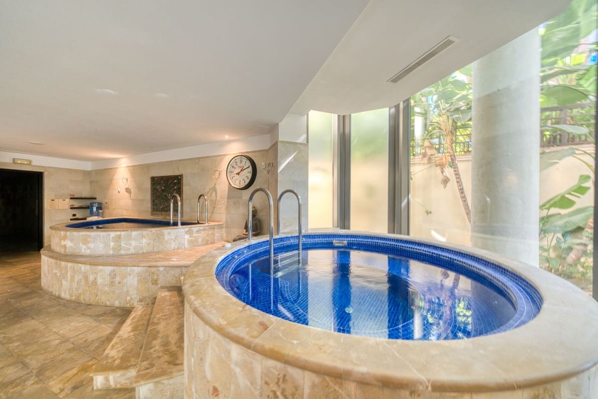 6 bedroom Apartment for sale in Puerto Banus with pool - € 4,100,000 (Ref: 9395466)