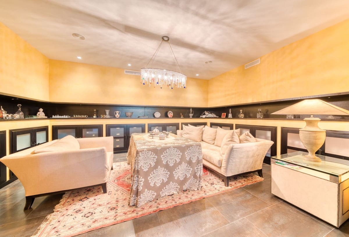 6 bedroom Apartment for sale in Puerto Banus with pool - € 4,100,000 (Ref: 9395466)