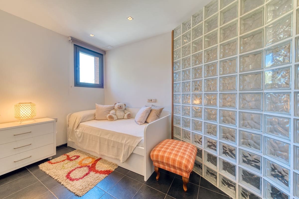 6 bedroom Apartment for sale in Puerto Banus with pool - € 4,100,000 (Ref: 9395466)