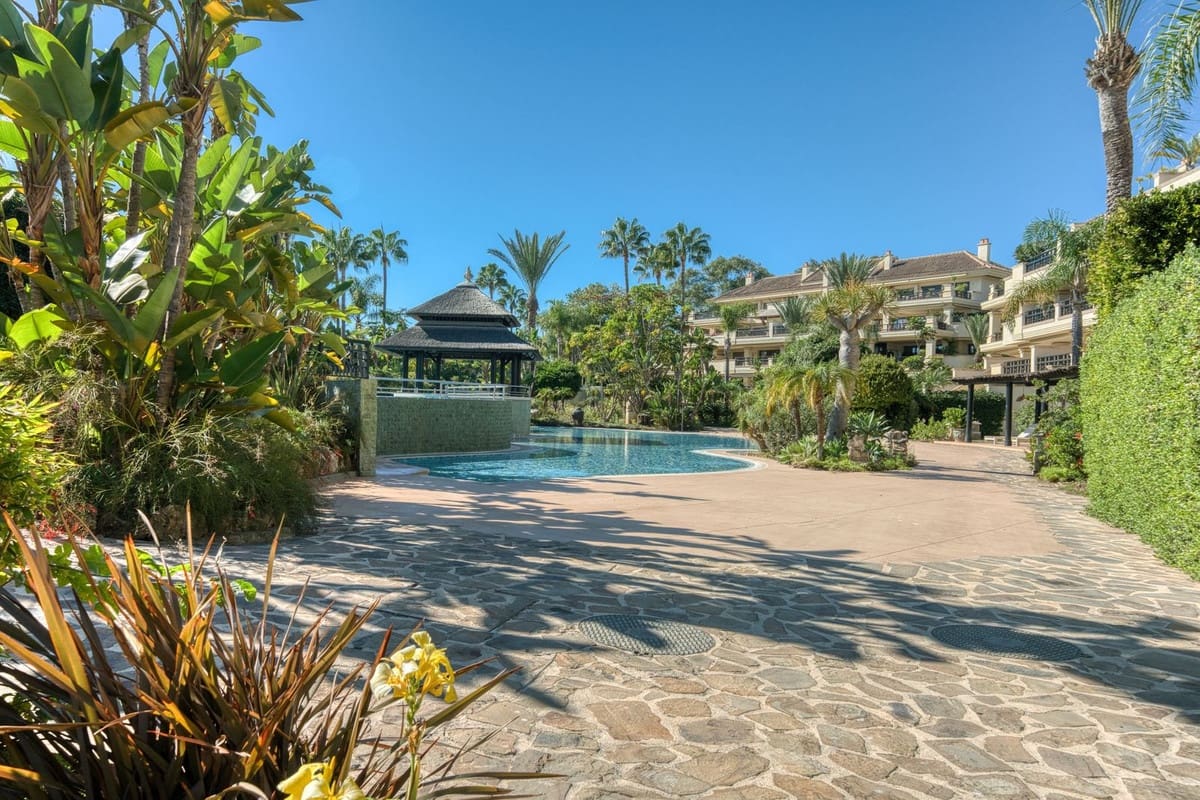 6 bedroom Apartment for sale in Puerto Banus with pool - € 4,100,000 (Ref: 9395466)