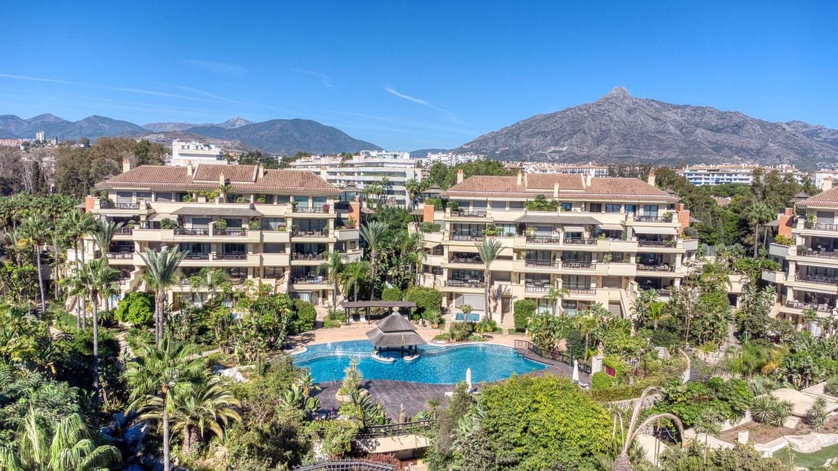 6 bedroom Apartment for sale in Puerto Banus with pool - € 4,100,000 (Ref: 9395466)