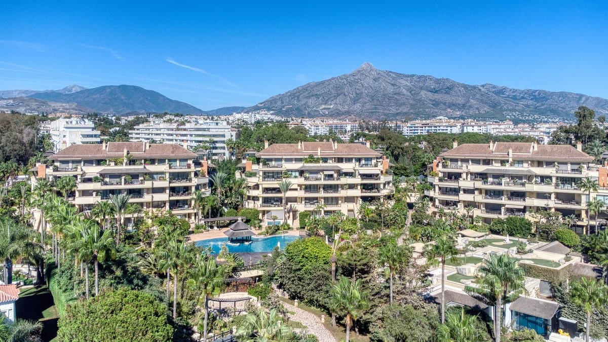 6 bedroom Apartment for sale in Puerto Banus with pool - € 4,100,000 (Ref: 9395466)