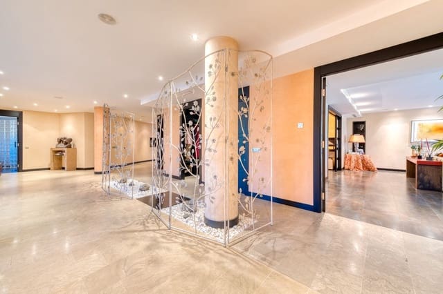 Apartamento de 6 habitaciones en Puerto Banus, Marbella en venta con piscina - 4.100.000 € (Ref: 9395466)