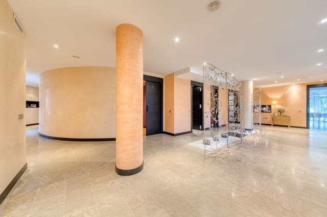 Apartamento de 6 habitaciones en Puerto Banus, Marbella en venta con piscina - 4.100.000 € (Ref: 9395466)