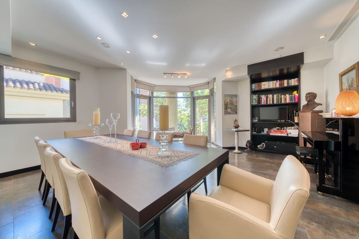 6 bedroom Apartment for sale in Puerto Banus with pool - € 4,100,000 (Ref: 9395466)