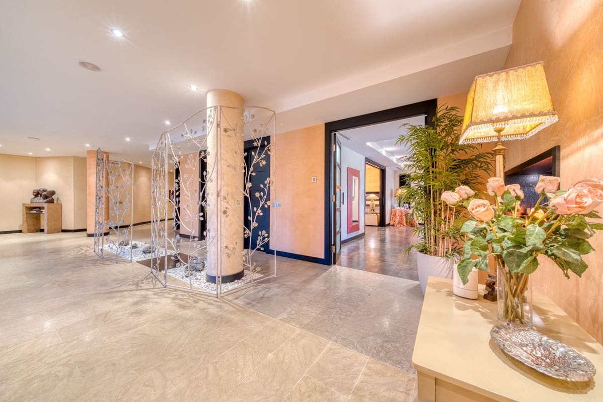 6 bedroom Apartment for sale in Puerto Banus with pool - € 4,100,000 (Ref: 9395466)