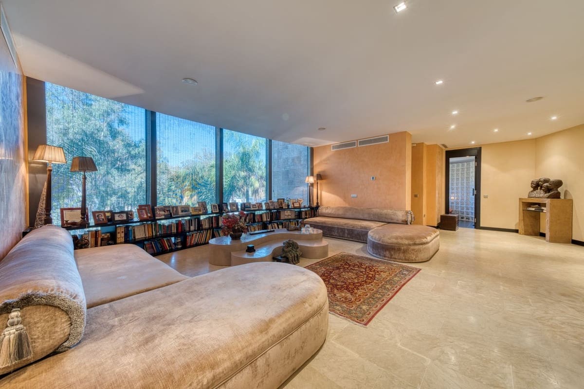 6 bedroom Apartment for sale in Puerto Banus with pool - € 4,100,000 (Ref: 9395466)