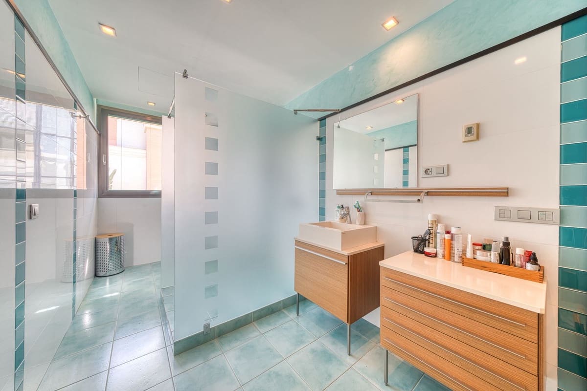 6 bedroom Apartment for sale in Puerto Banus with pool - € 4,100,000 (Ref: 9395466)