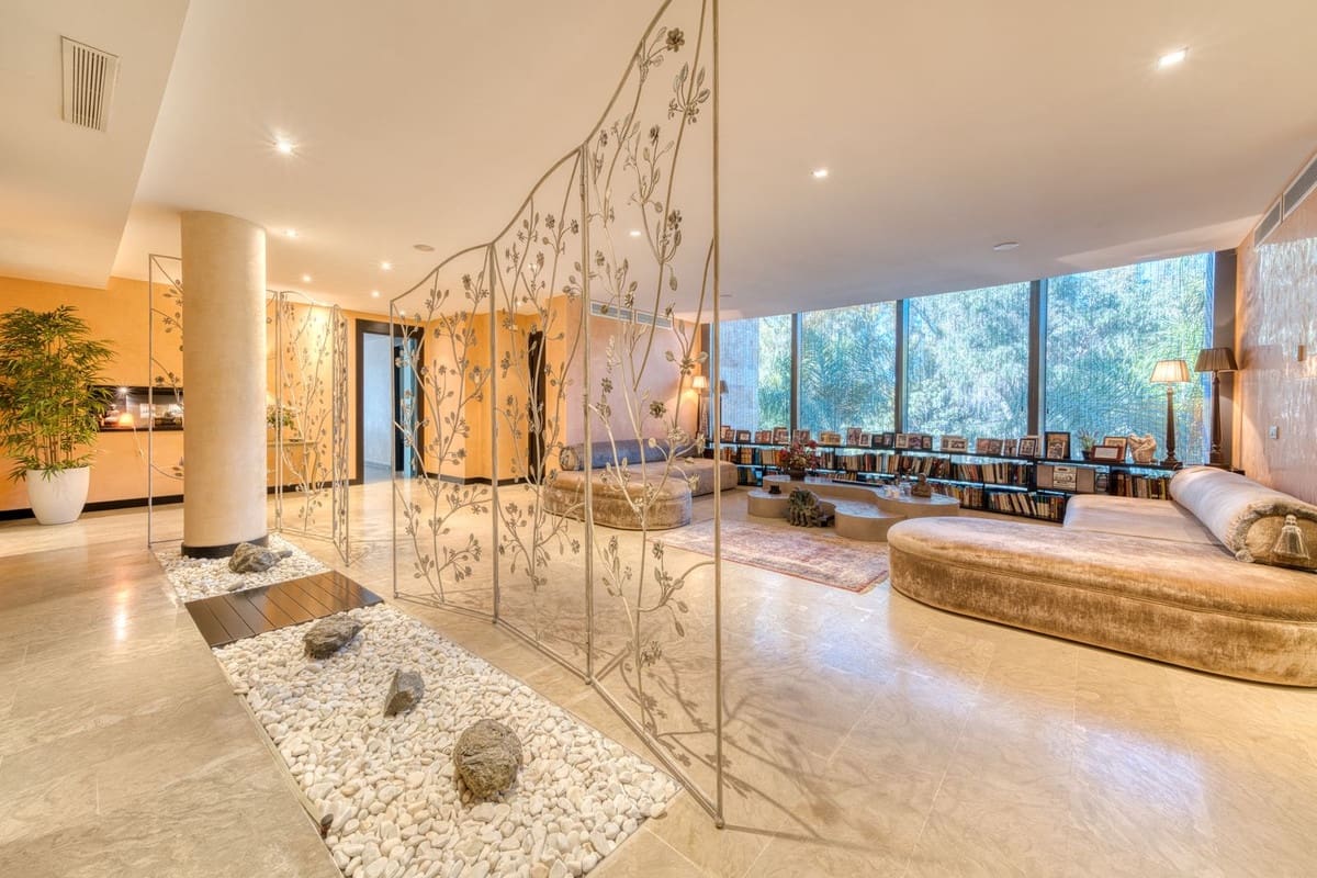 6 bedroom Apartment for sale in Puerto Banus with pool - € 4,100,000 (Ref: 9395466)