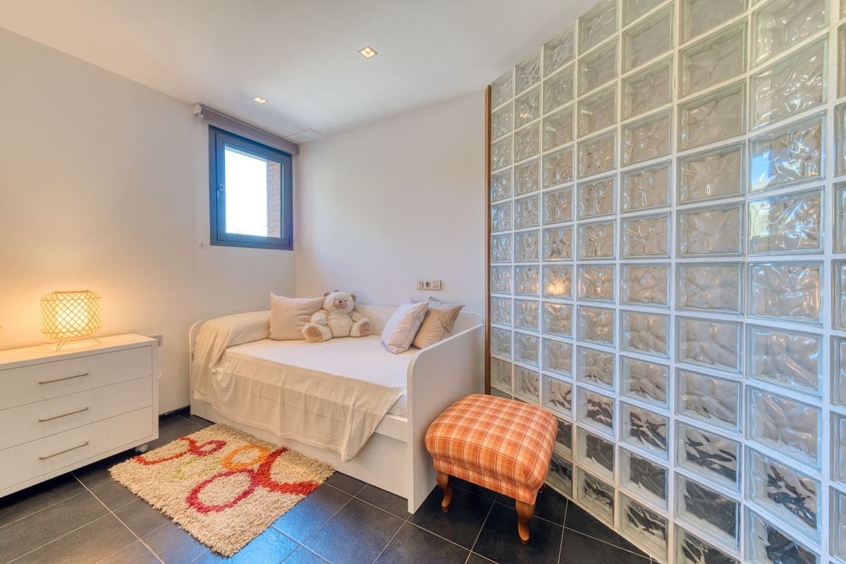 6 bedroom Apartment for sale in Puerto Banus with pool - € 4,100,000 (Ref: 9395466)