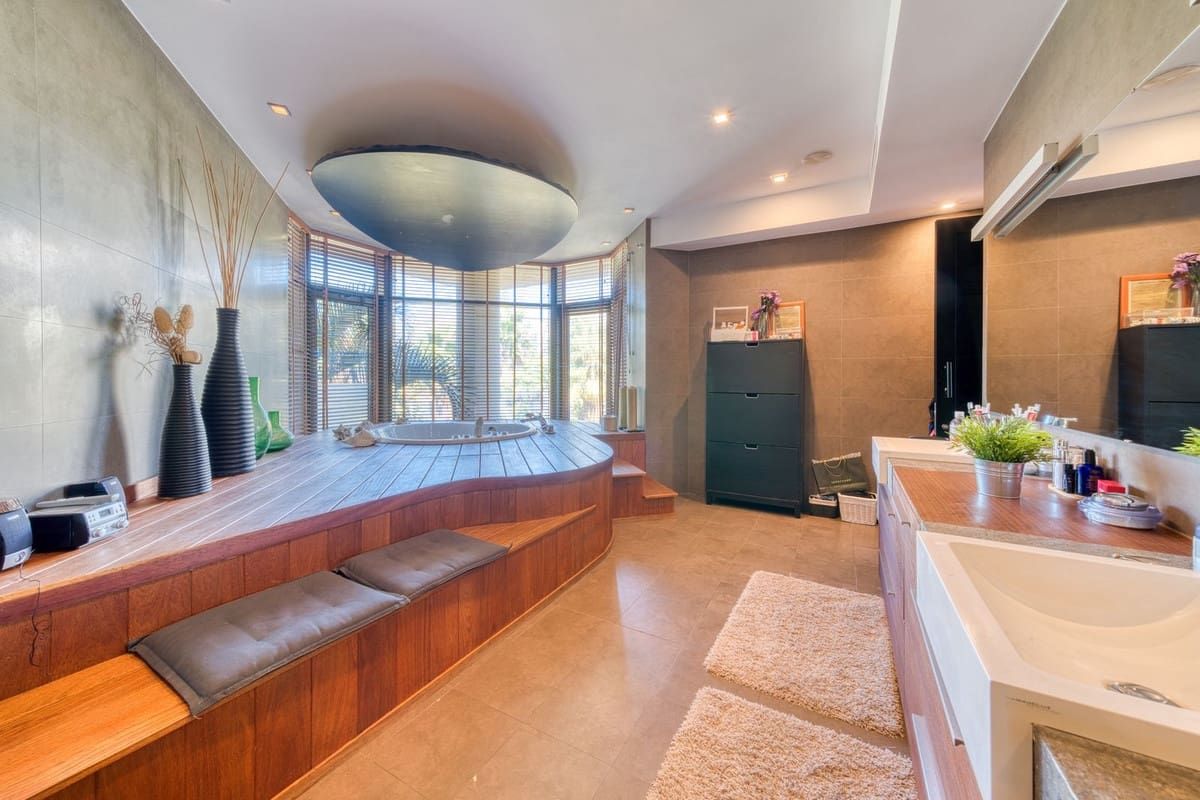 6 bedroom Apartment for sale in Puerto Banus with pool - € 4,100,000 (Ref: 9395466)