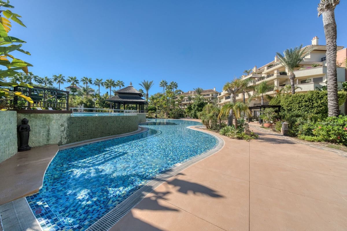 6 bedroom Apartment for sale in Puerto Banus with pool - € 4,100,000 (Ref: 9395466)