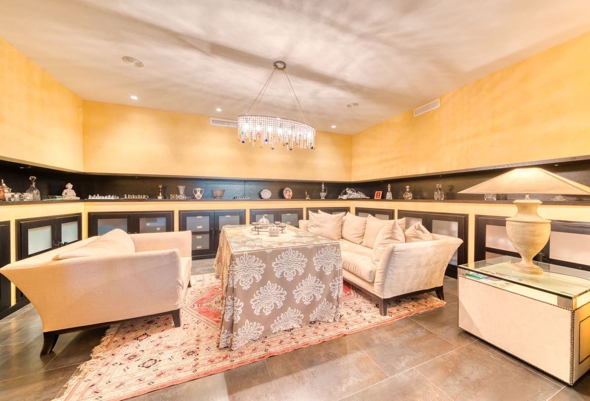 6 bedroom Apartment for sale in Puerto Banus with pool - € 4,100,000 (Ref: 9395466)