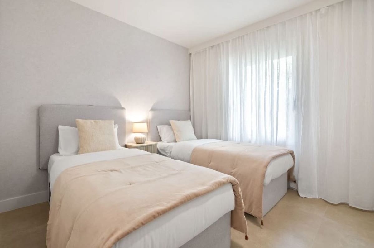 Apartamento de 3 habitaciones en Nueva Andalucia en venta con piscina garaje - 1.180.000 € (Ref: 9396577)