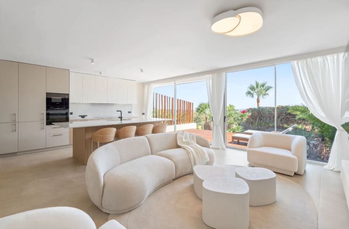 Apartamento de 3 habitaciones en Nueva Andalucia en venta con piscina garaje - 1.180.000 € (Ref: 9396577)