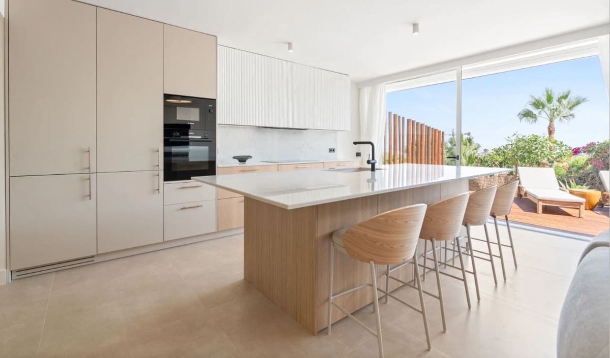 Apartamento de 3 habitaciones en Nueva Andalucia en venta con piscina garaje - 1.180.000 € (Ref: 9396577)