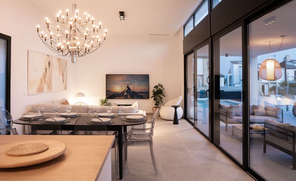 3 makuuhuone Huvila myytävänä paikassa Estepona mukana uima-altaan 
autotalli - 995 000 € (Ref: 9396771)