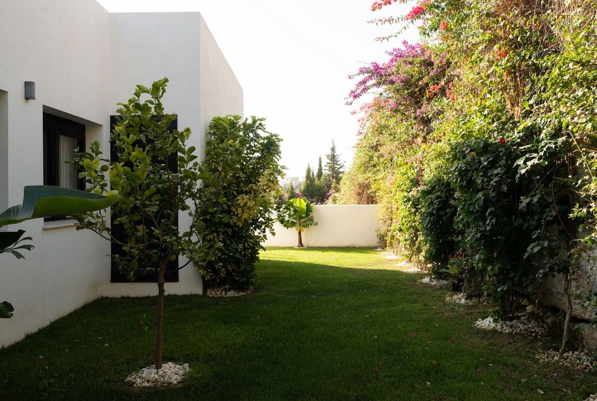 3 soverom Villa til salgs i Estepona med svømmebasseng garasje - € 995 000 (Ref: 9396771)