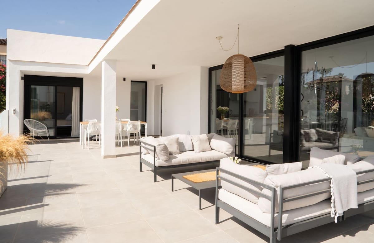 3 soveværelse Villa til salg i Estepona med swimmingpool garage - € 995.000 (Ref: 9396771)