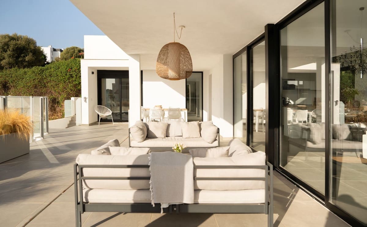 3 soveværelse Villa til salg i Estepona med swimmingpool garage - € 995.000 (Ref: 9396771)