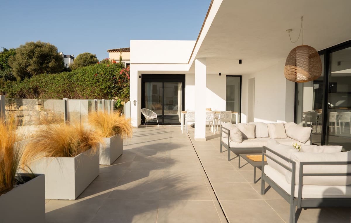 3 soveværelse Villa til salg i Estepona med swimmingpool garage - € 995.000 (Ref: 9396771)