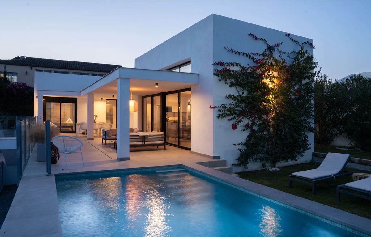 3 soveværelse Villa til salg i Estepona med swimmingpool garage - € 995.000 (Ref: 9396771)