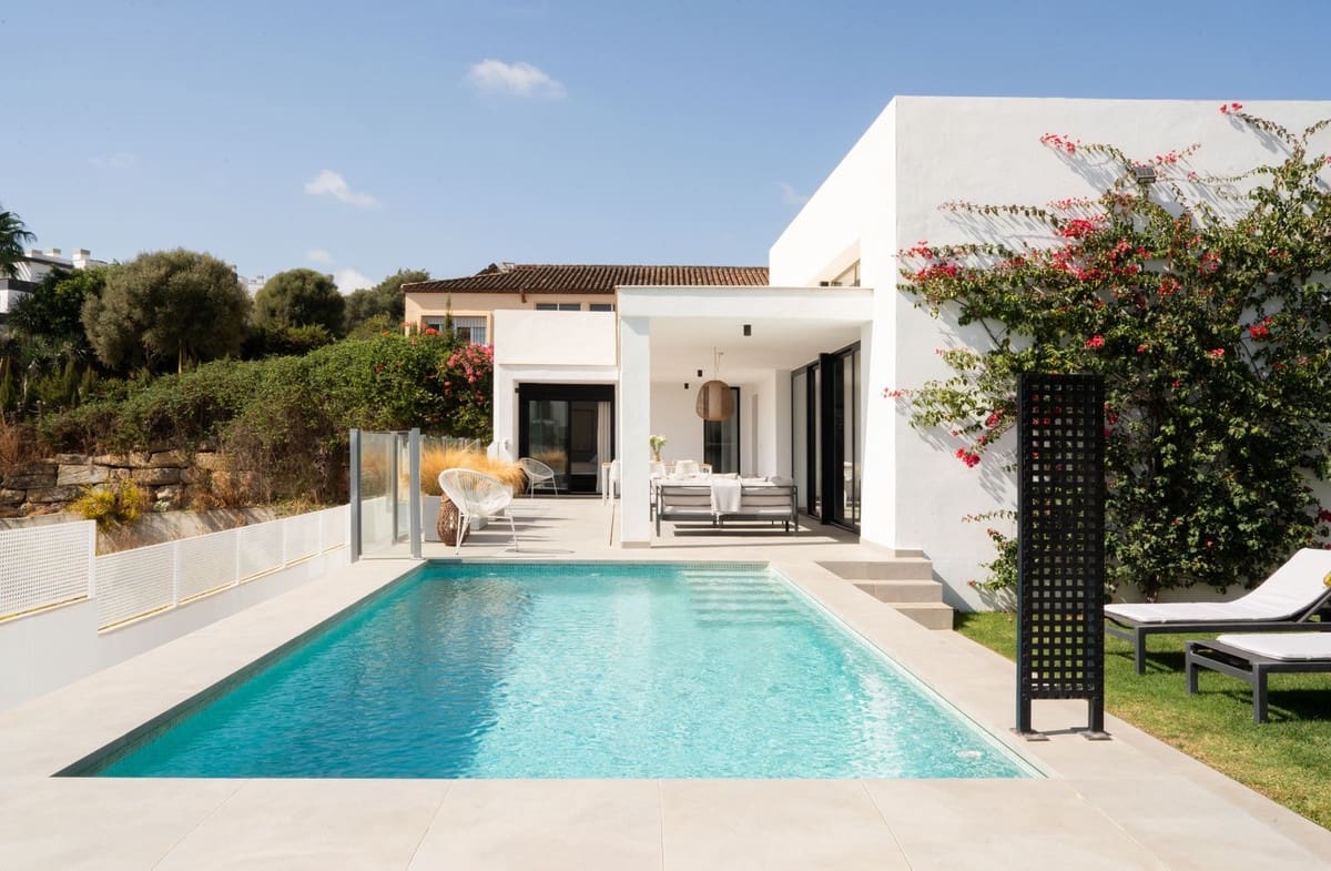 3 soveværelse Villa til salg i Estepona med swimmingpool garage - € 995.000 (Ref: 9396771)