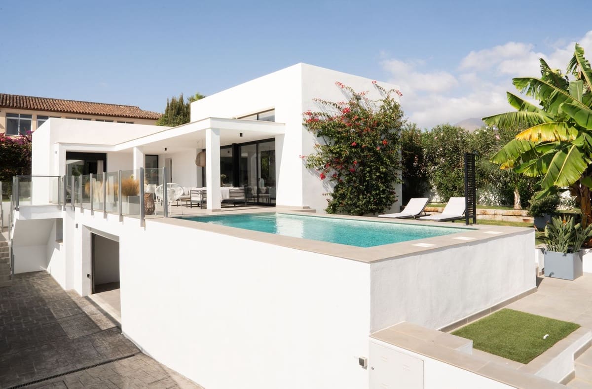 3 soveværelse Villa til salg i Estepona med swimmingpool garage - € 995.000 (Ref: 9396771)