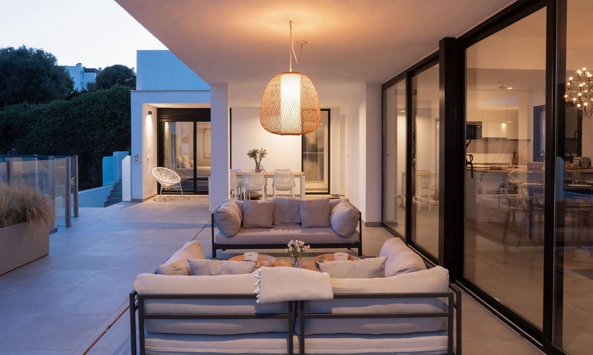 3 soveværelse Villa til salg i Estepona med swimmingpool garage - € 995.000 (Ref: 9396771)