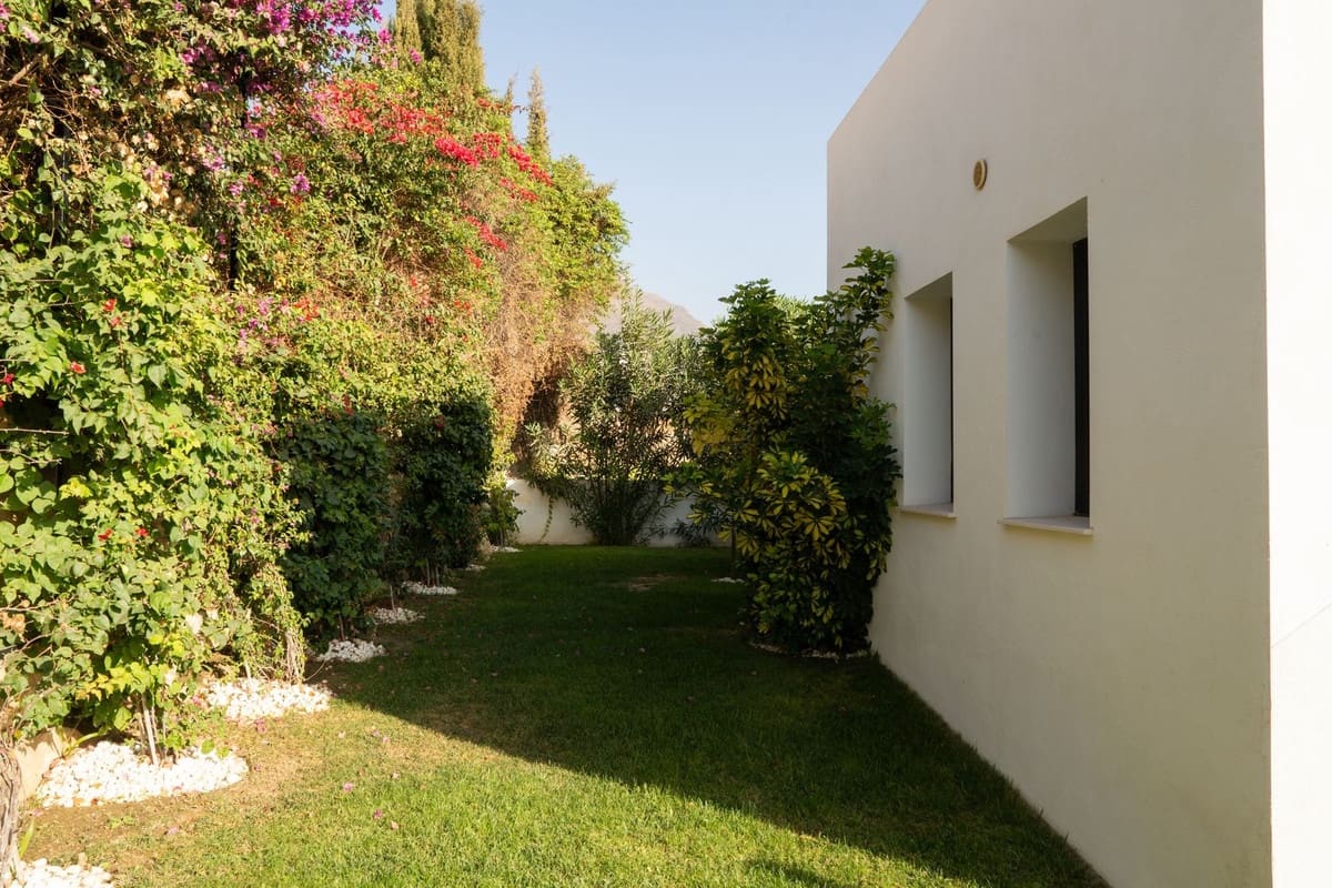 3 soveværelse Villa til salg i Estepona med swimmingpool garage - € 995.000 (Ref: 9396771)
