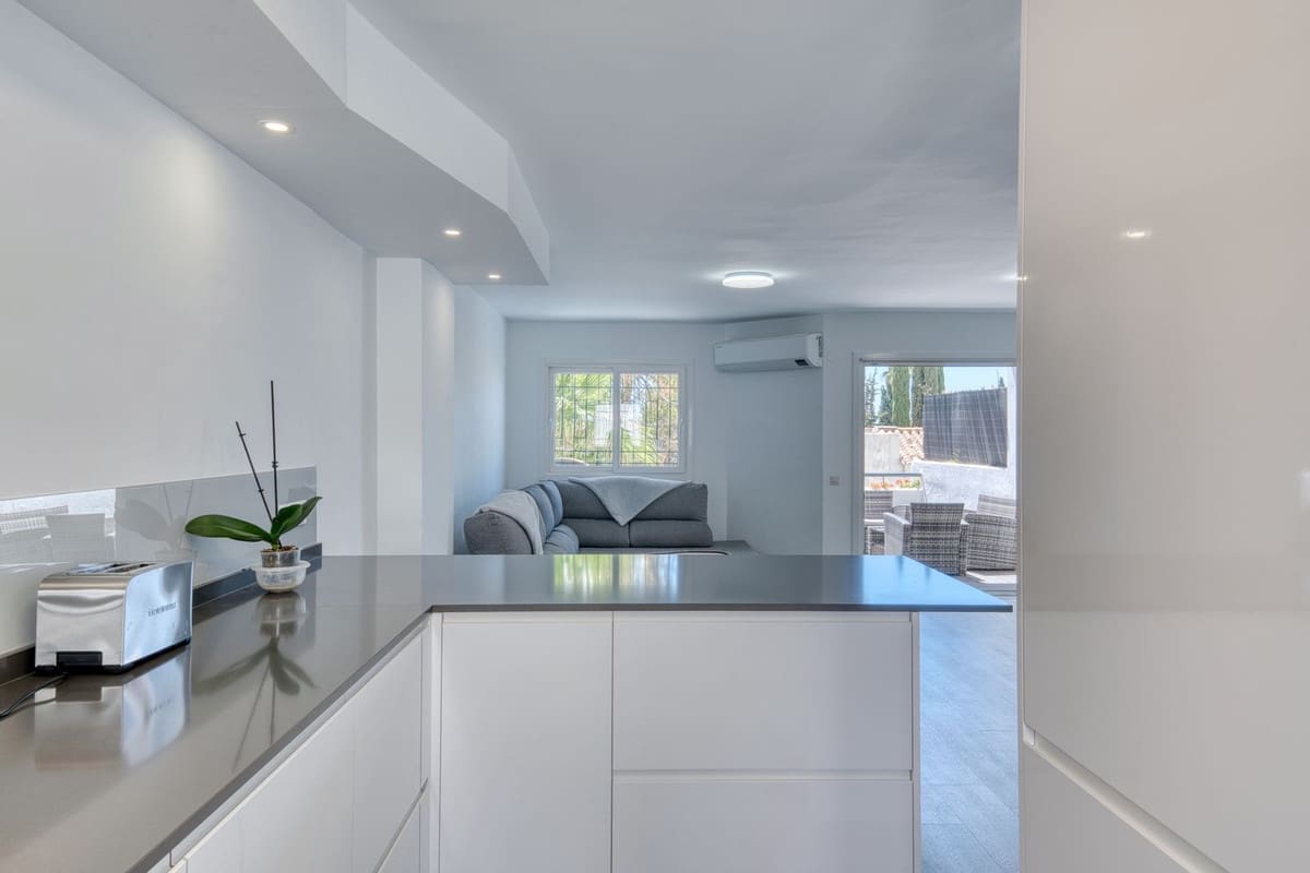 3 bedroom Townhouse for rent in Nueva Andalucia with pool garage - € 2,500 (Ref: 9397018)