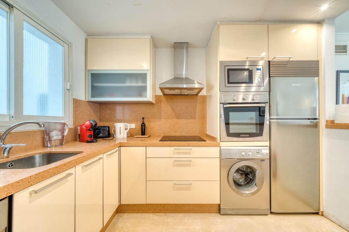 2 bedroom Apartment for sale in Estepona with pool garage - € 390,000 (Ref: 9397926)