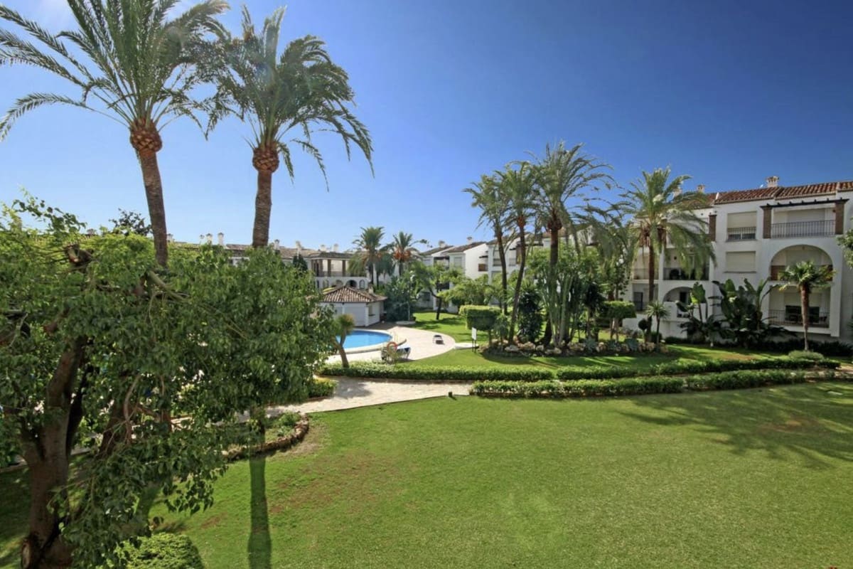 2 bedroom Apartment for sale in Estepona with pool garage - € 390,000 (Ref: 9397926)