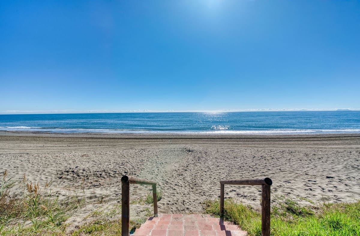 2 bedroom Apartment for sale in Estepona with pool garage - € 390,000 (Ref: 9397926)